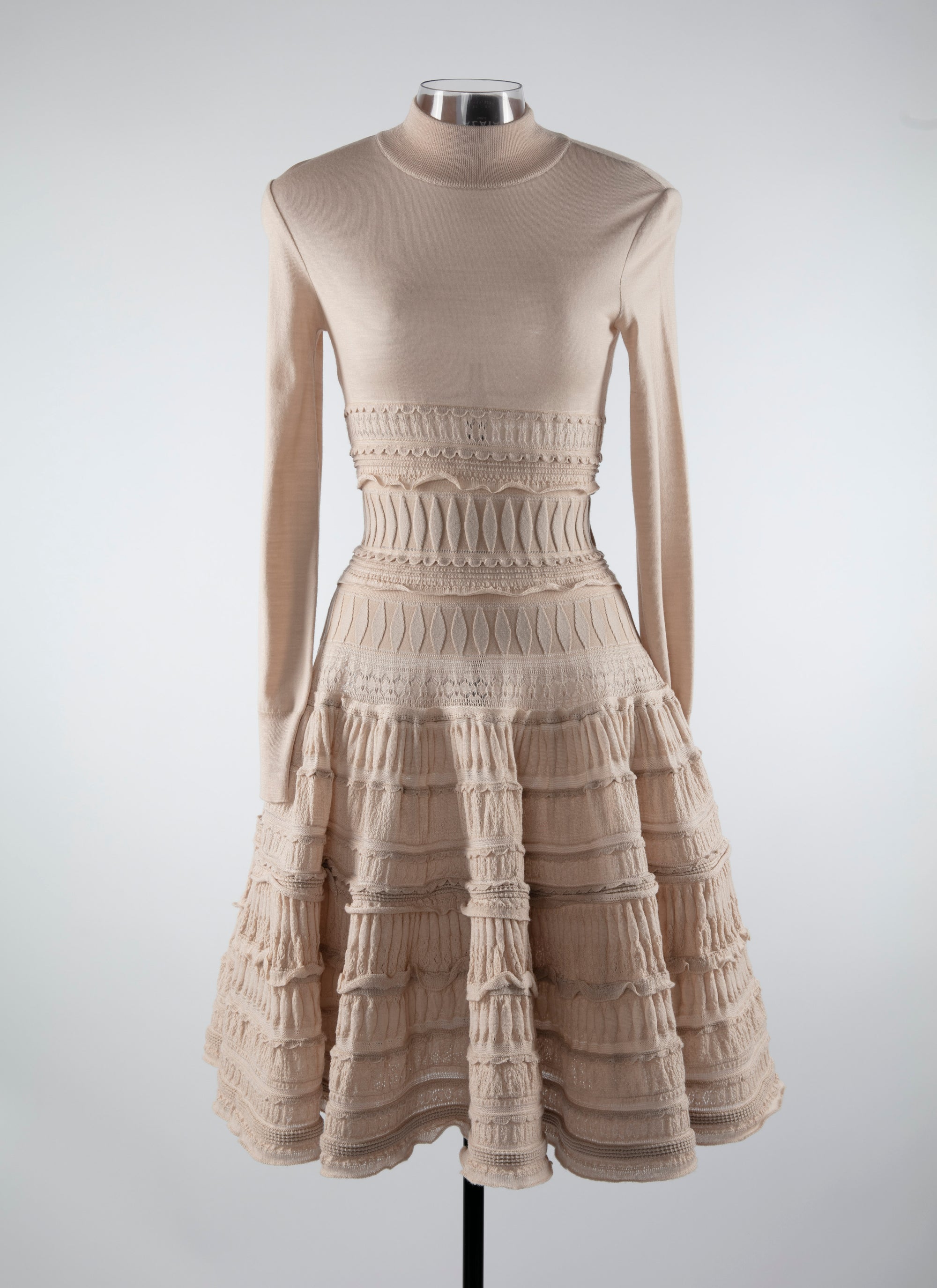 Robe crinoline cintrée confectionnée en point dentelle en laine - Sable