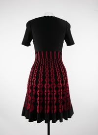Robe courte plissée à encolure dégagée - Noir & Rouge