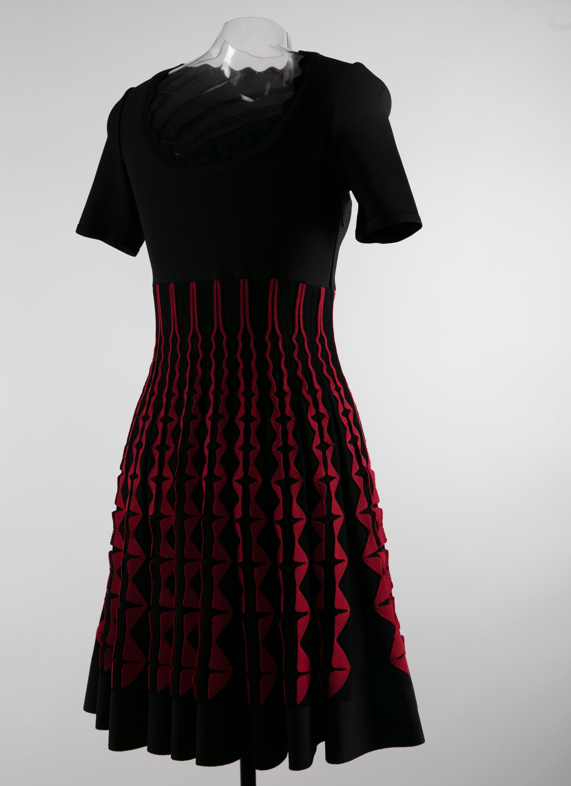 Robe courte plissée à encolure dégagée - Noir & Rouge