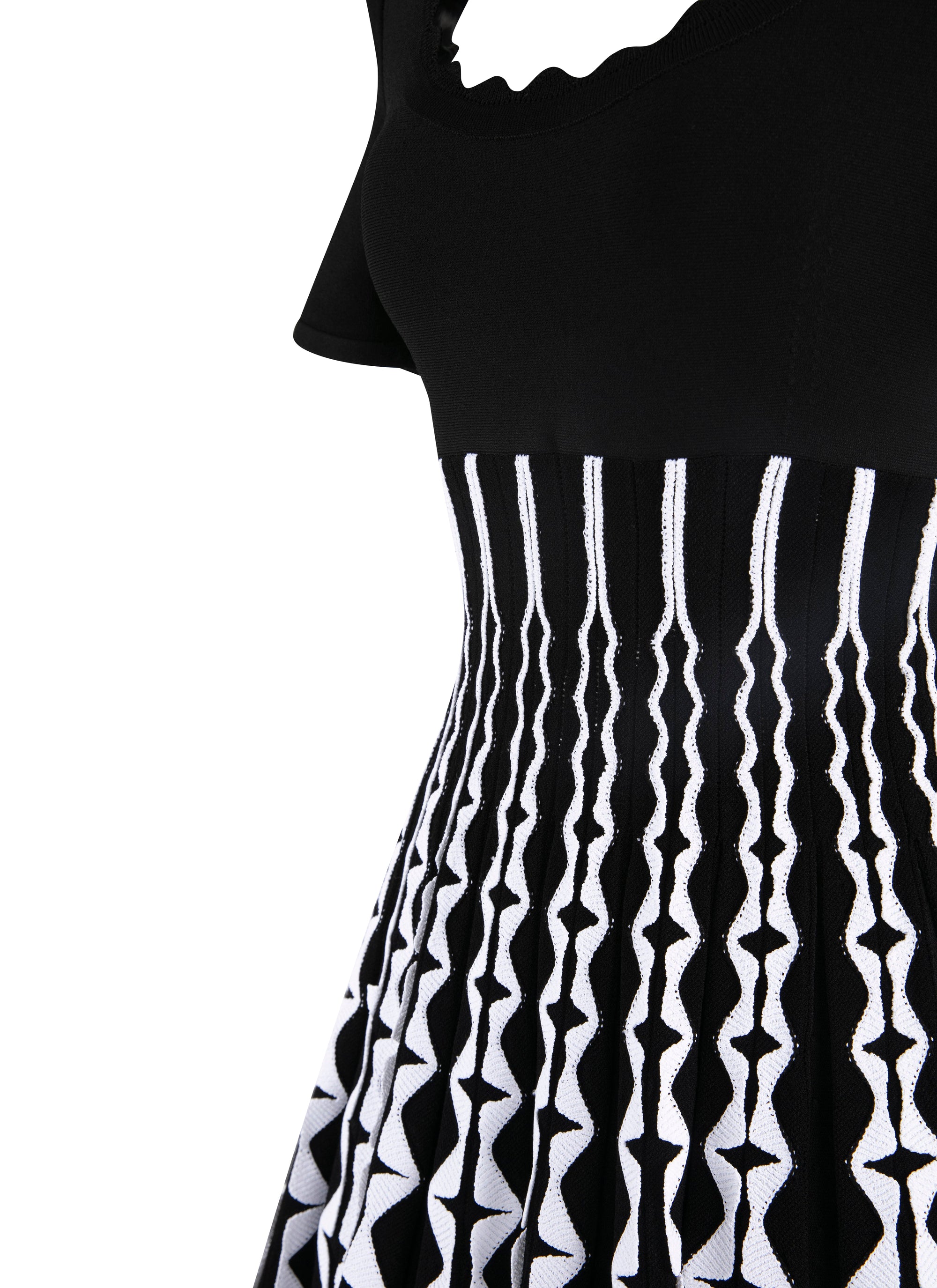 Robe courte plissée à col dégagée - Noir & Blanc