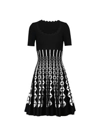 Robe courte plissée à col dégagée - Noir & Blanc