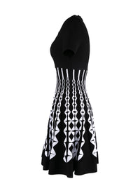 Robe courte plissée à col dégagée - Noir & Blanc