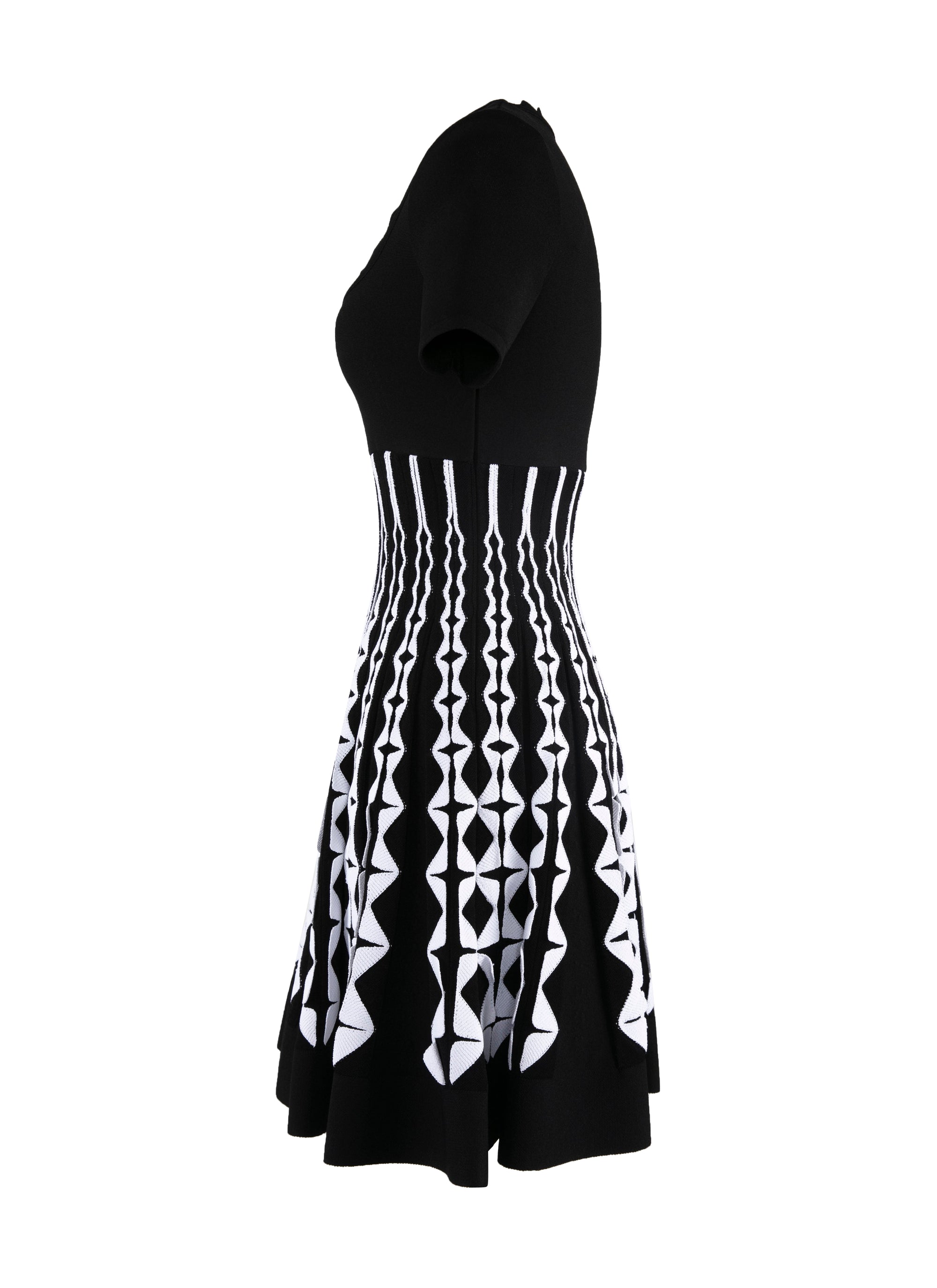 Robe courte plissée à col dégagée - Noir & Blanc