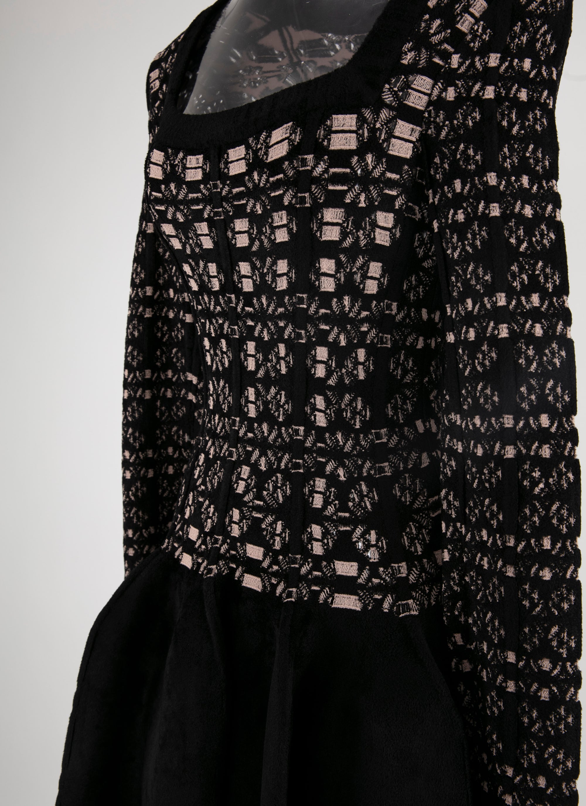 Embroidered short dress with long mesh sleeves - Black & Nude