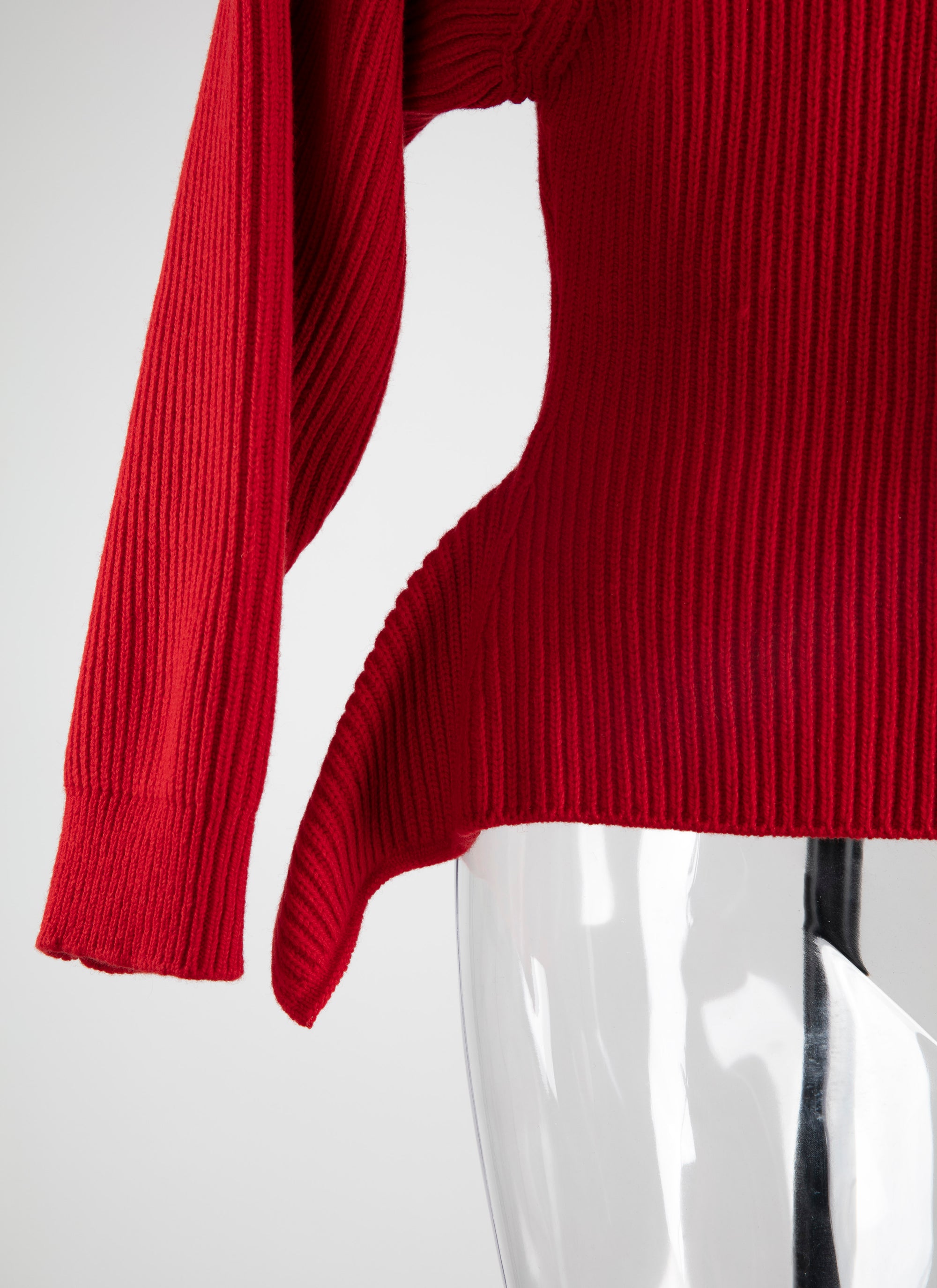 Pull sculptural à col haut et péplum au dos en laine - Ecarlate