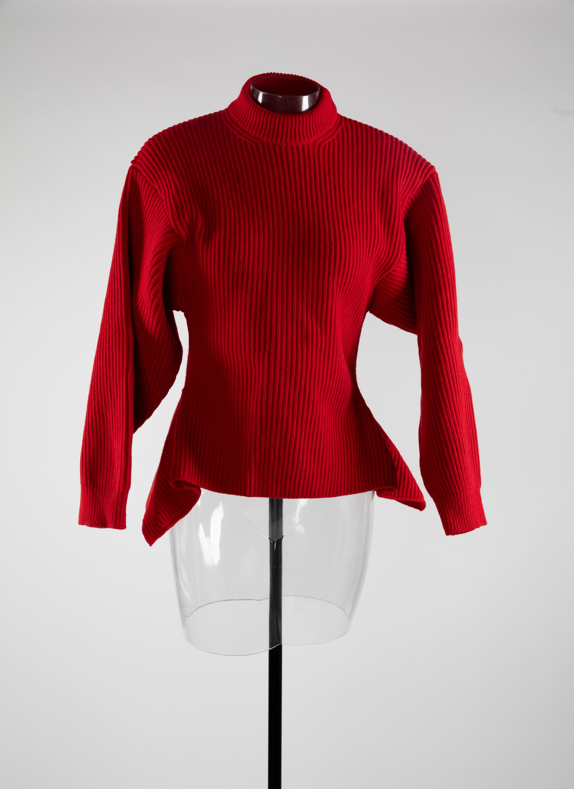 Pull sculptural à col haut et péplum au dos en laine - Ecarlate