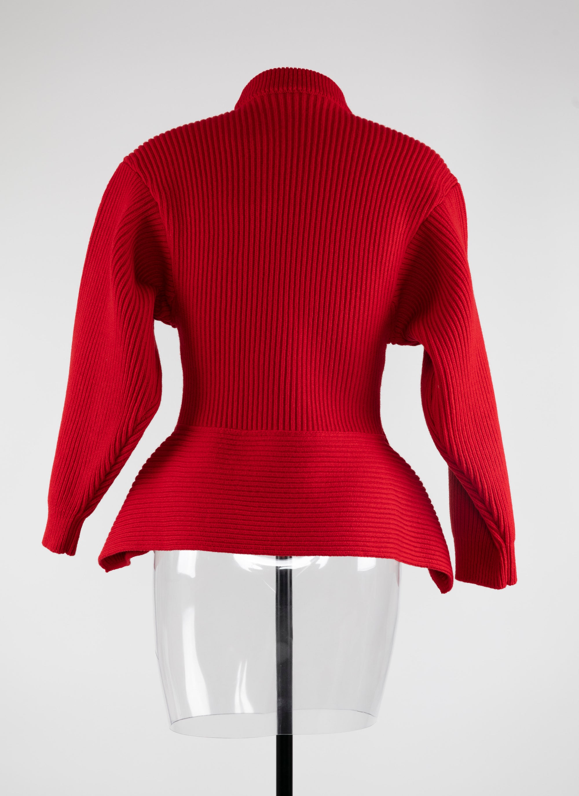 Pull sculptural à col haut et péplum au dos en laine - Ecarlate