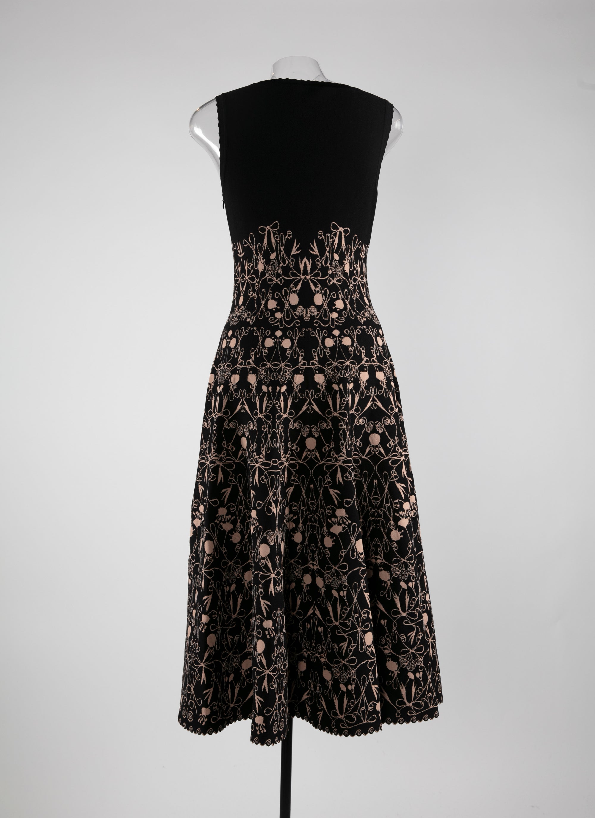 Scalloped hem sleeveless dress - Black & Flesh