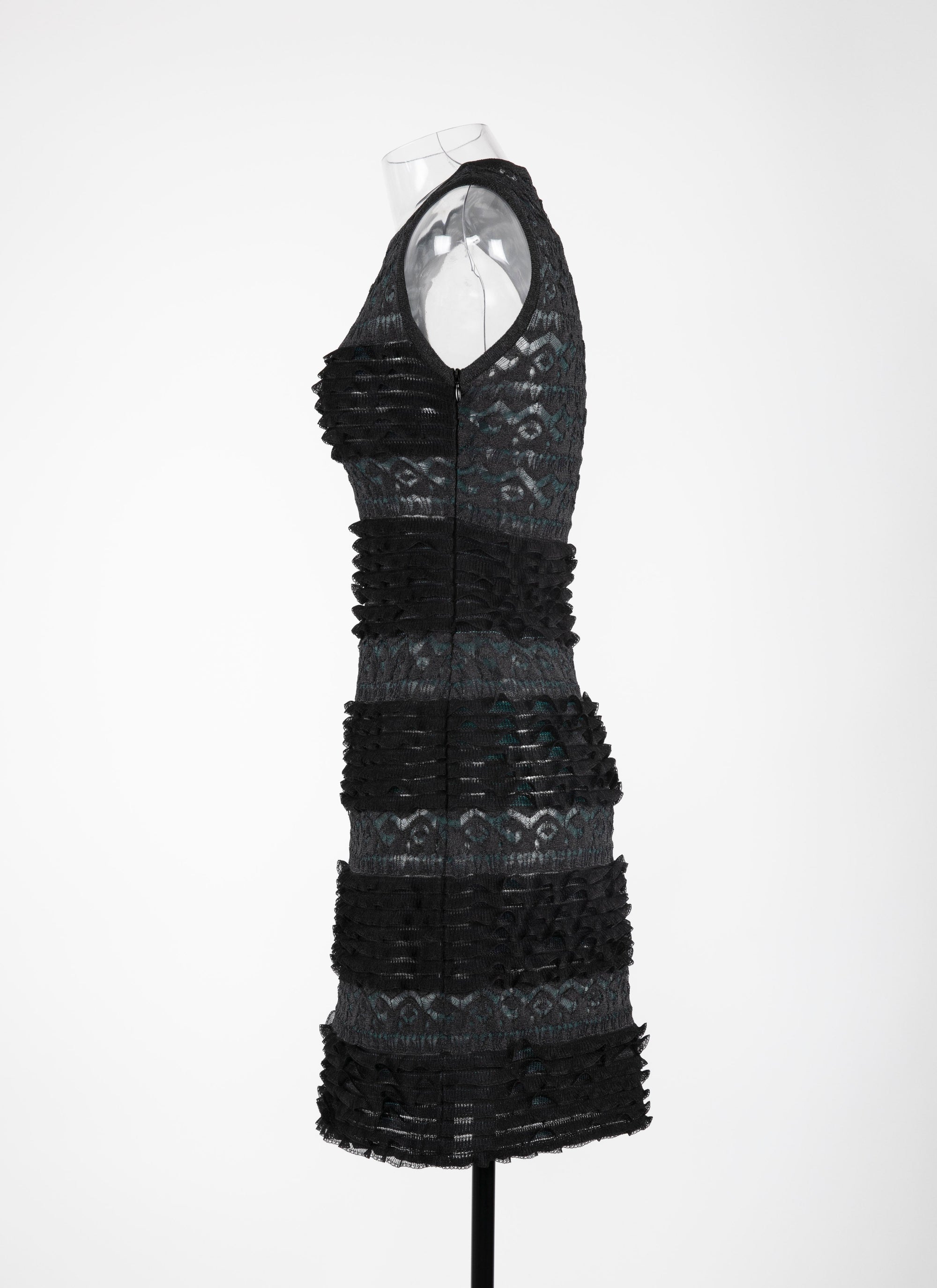 Fitted dress with overlapping ruffles - Black & Blue