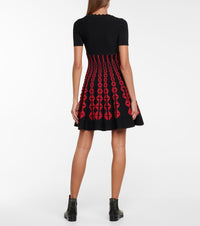 Robe courte plissée à col dégagée - Noir & Blanc