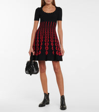 Robe courte plissée à col dégagée - Noir & Blanc