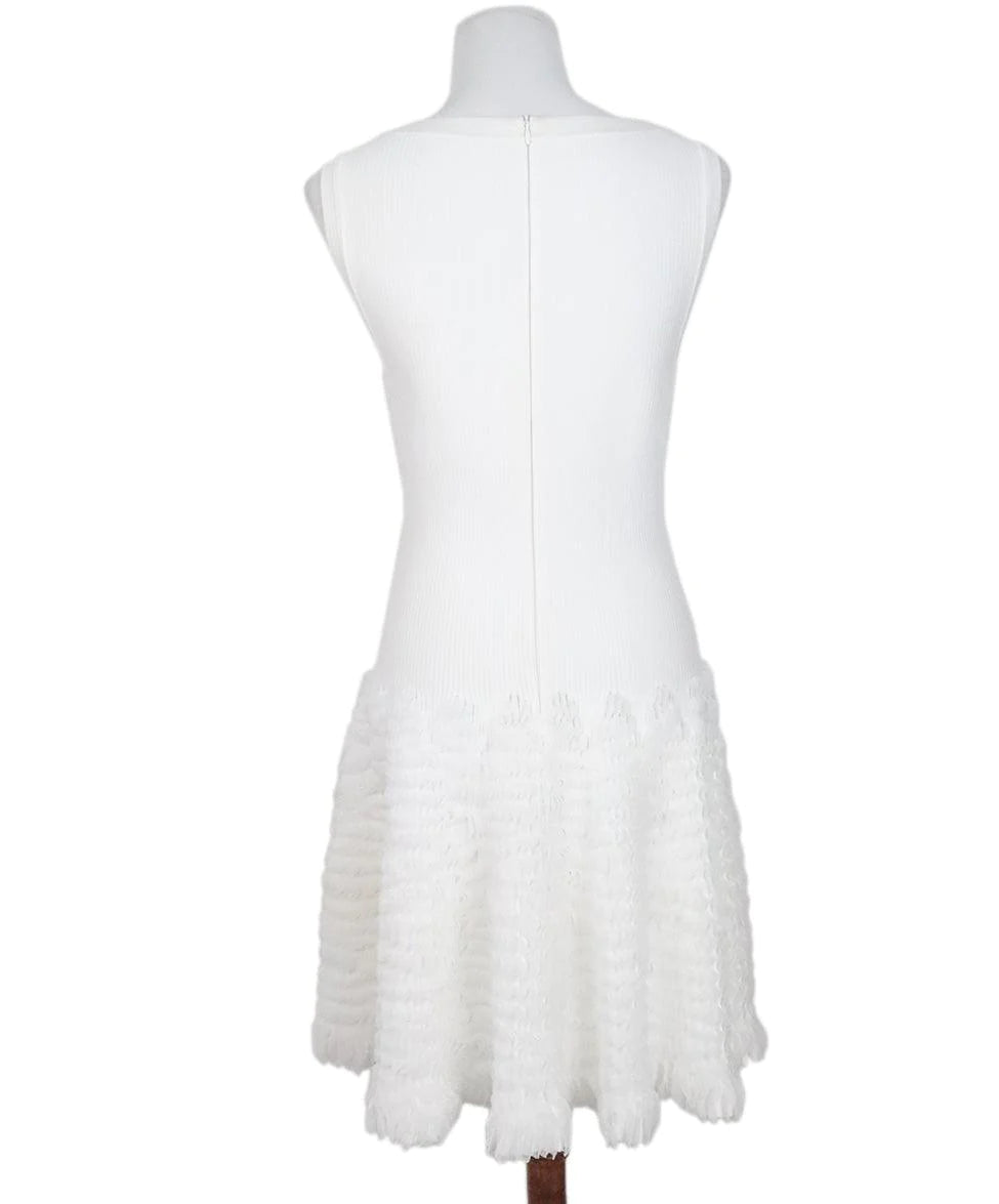Robe col v sans manches avec bas à microvolants - Blanc