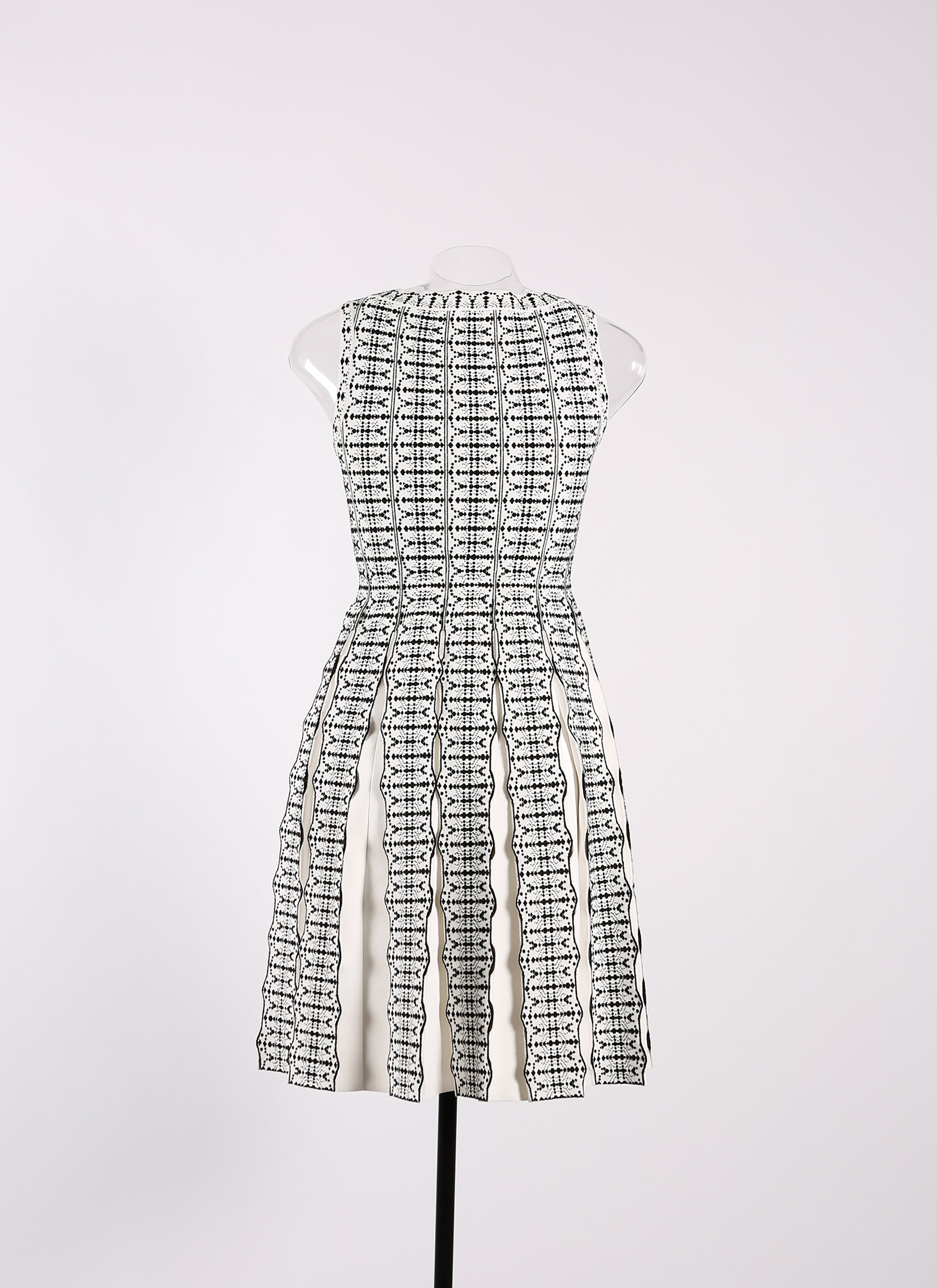 Robe Baby-doll sans manches plissée Sidi Bou Said en maille - Blanc & Noir