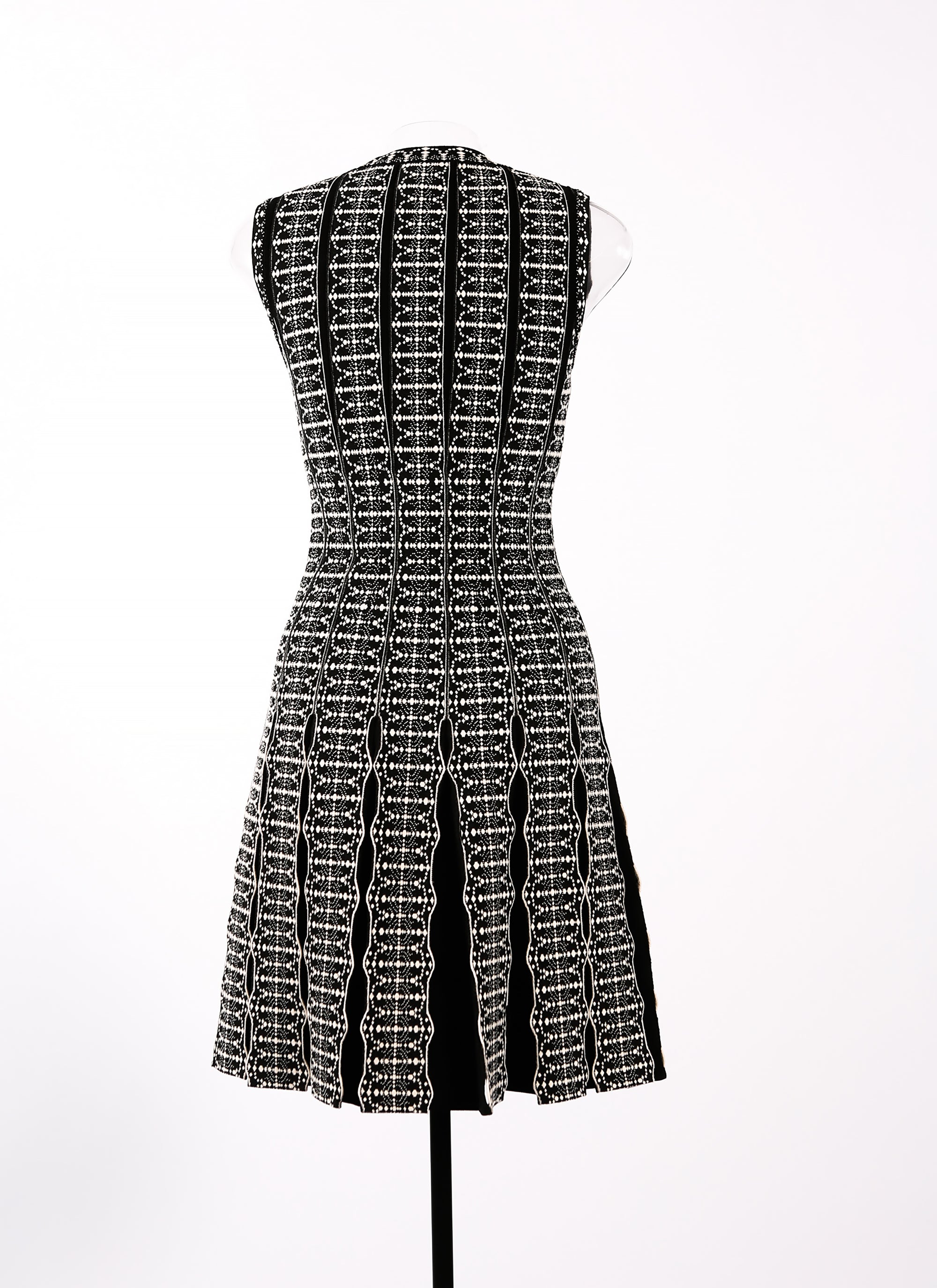 Robe Baby-doll sans manches plissée Sidi Bou Said en maille - Noir & Blanc