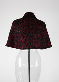 Cape brodée en laine - Noir & Bordeaux