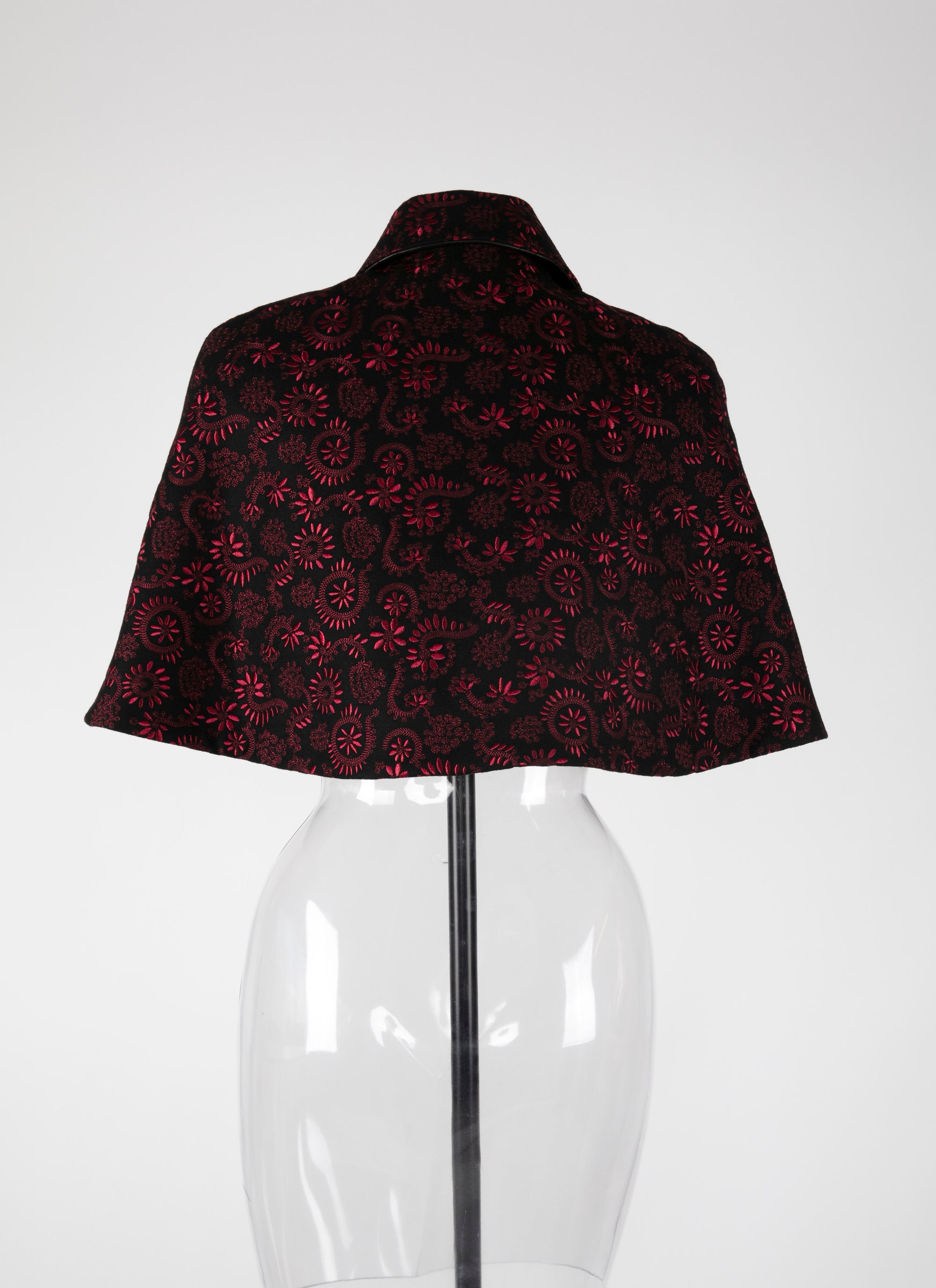 Cape brodée en laine - Noir & Bordeaux