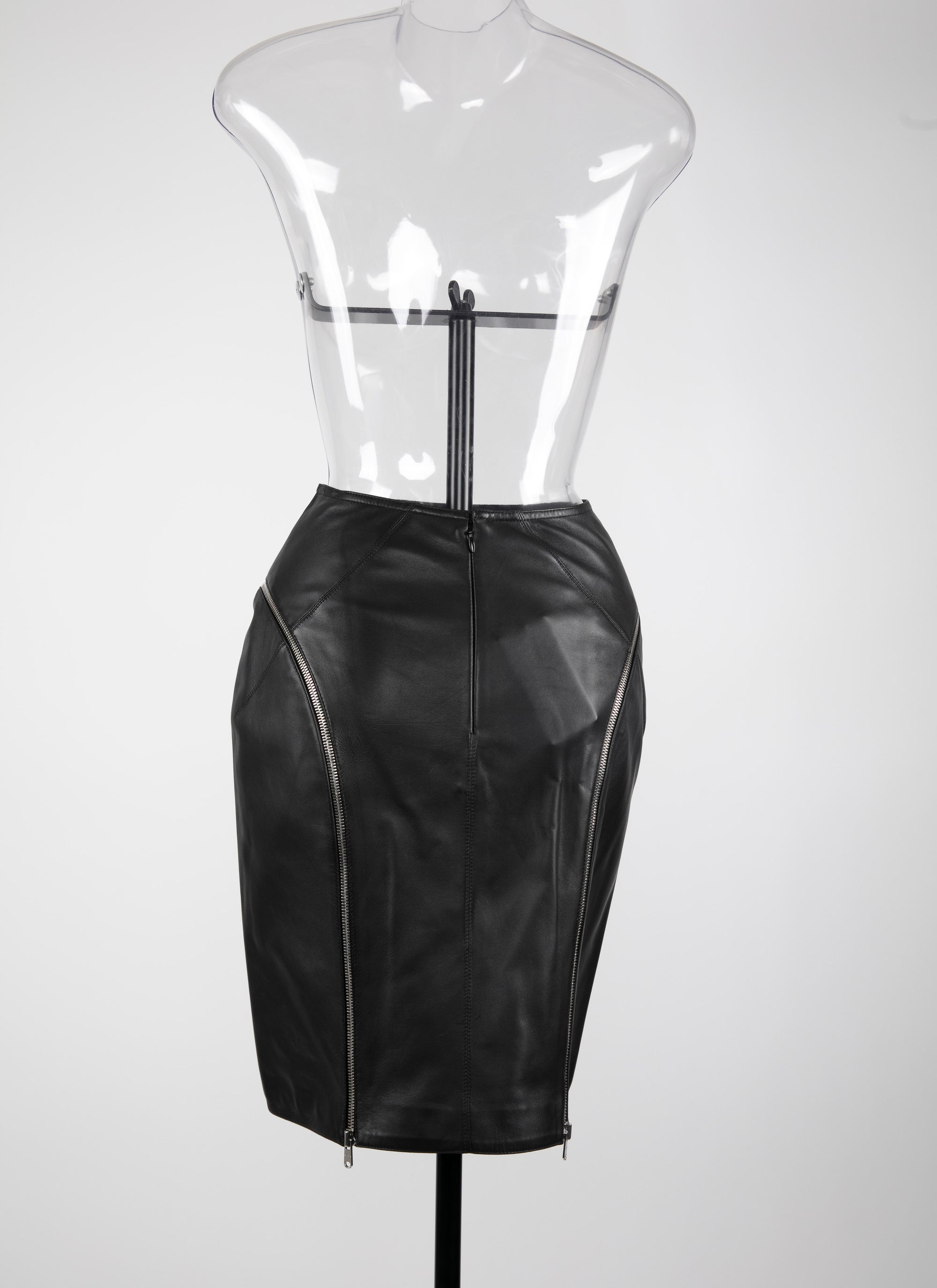 Short zipped skirt in leather - Black