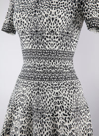 Short-sleeved knitted lynx dress - White & Black