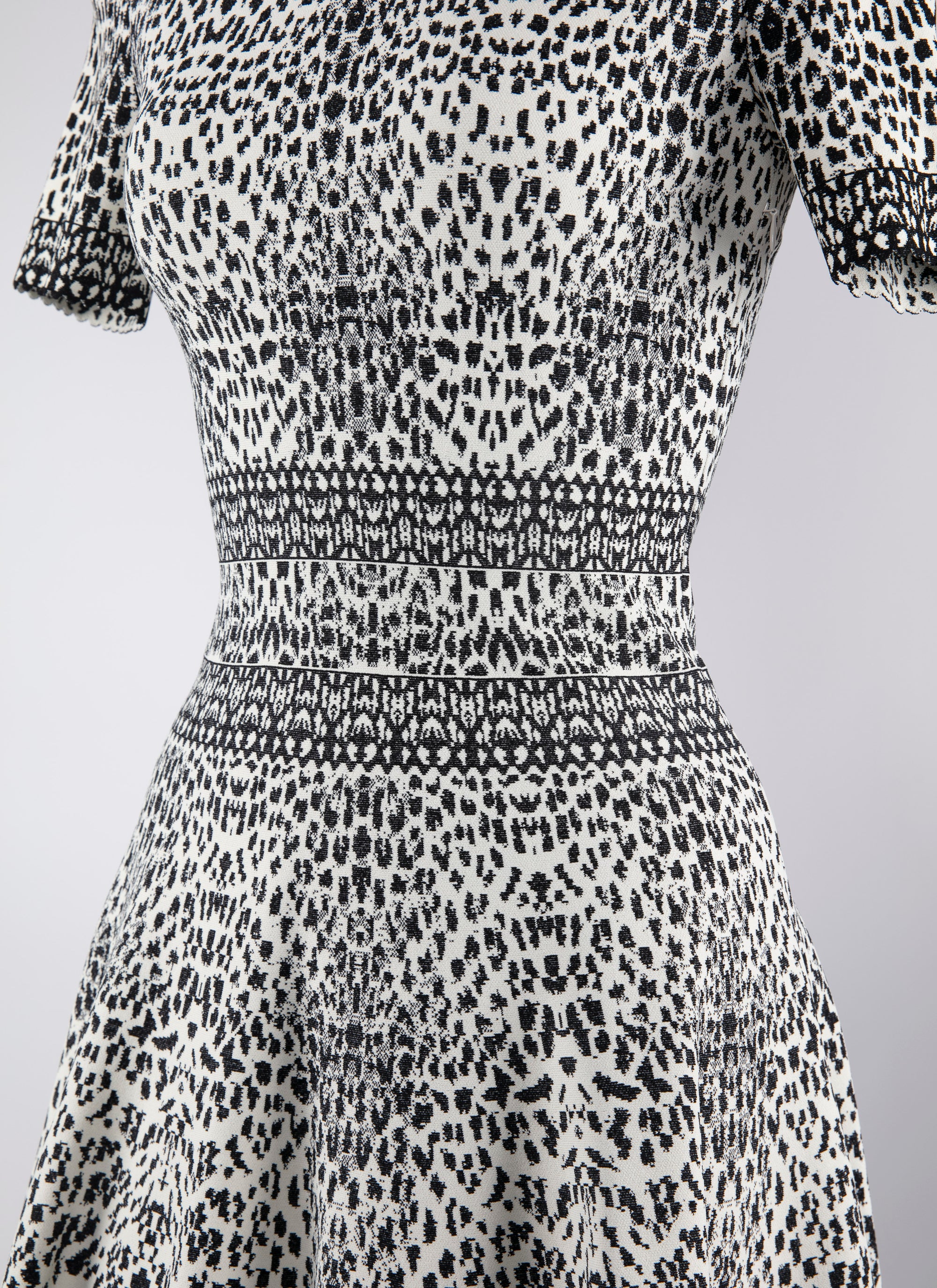 Short-sleeved knitted lynx dress - White & Black