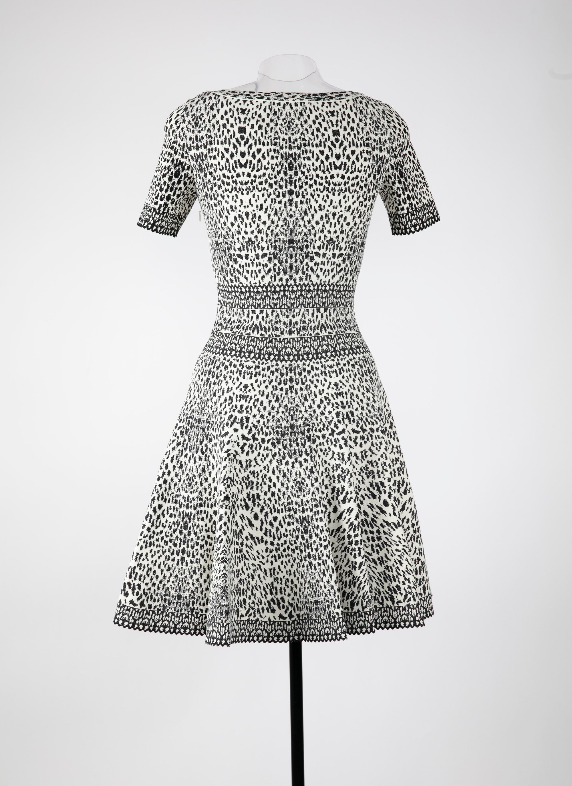 Short-sleeved knitted lynx dress - White & Black