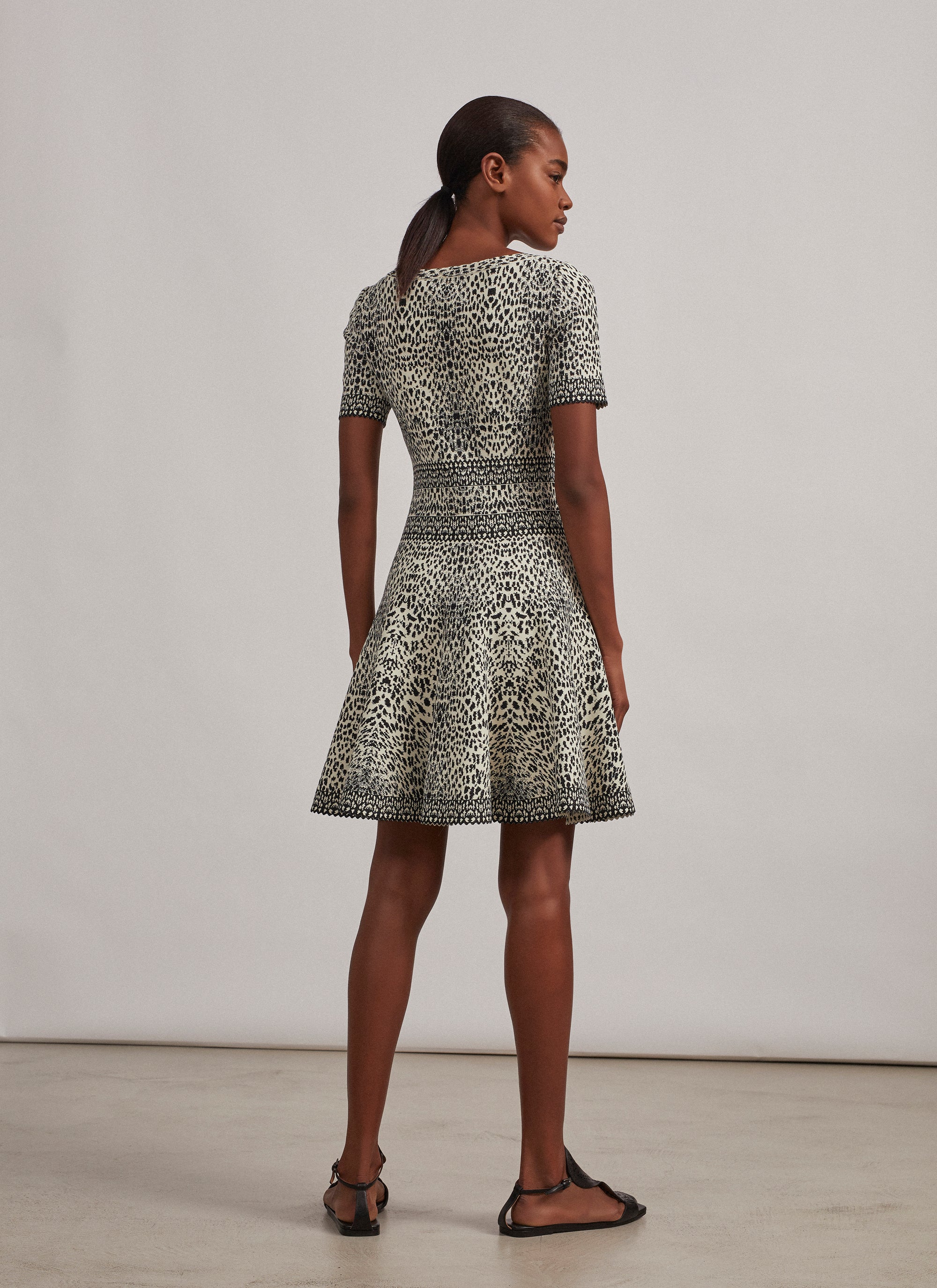 Short-sleeved knitted lynx dress - White & Black