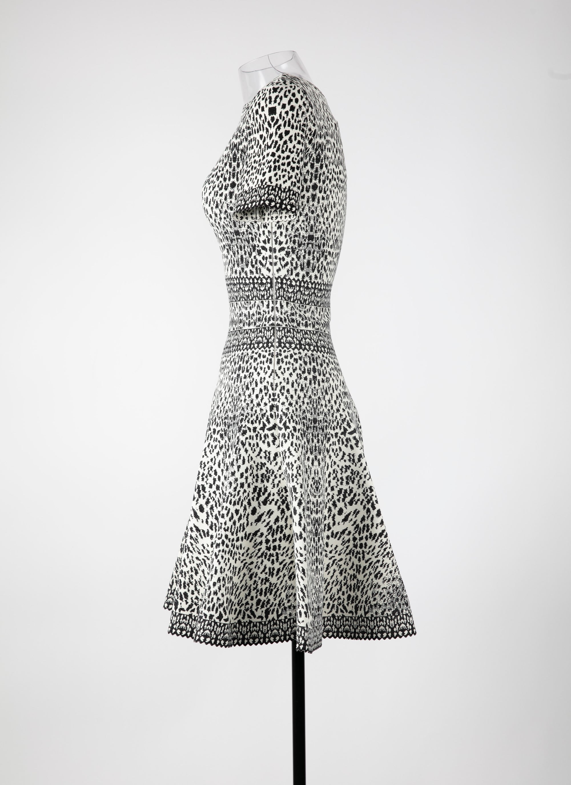 Short-sleeved knitted lynx dress - White & Black