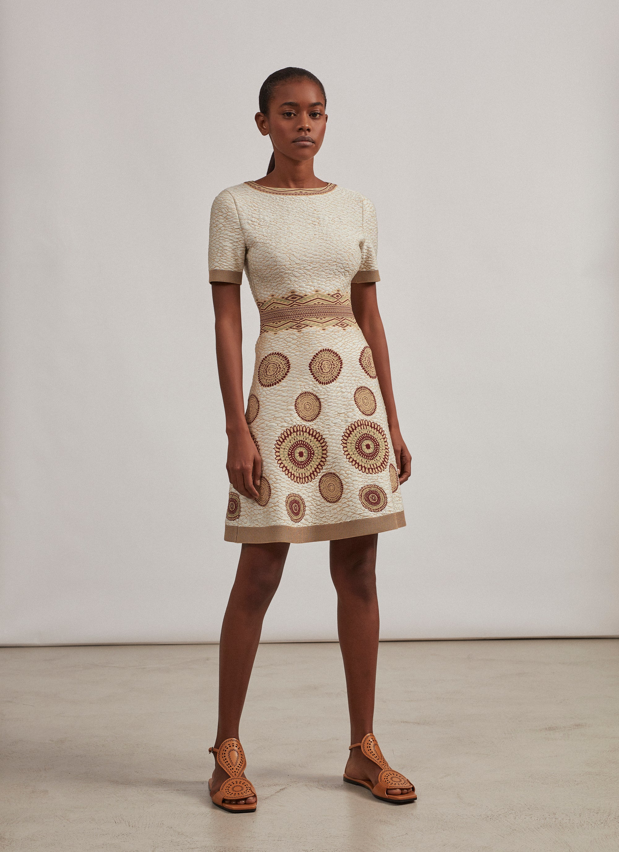 Robe évasée à motif rond en maille - Blanc & Bordeaux