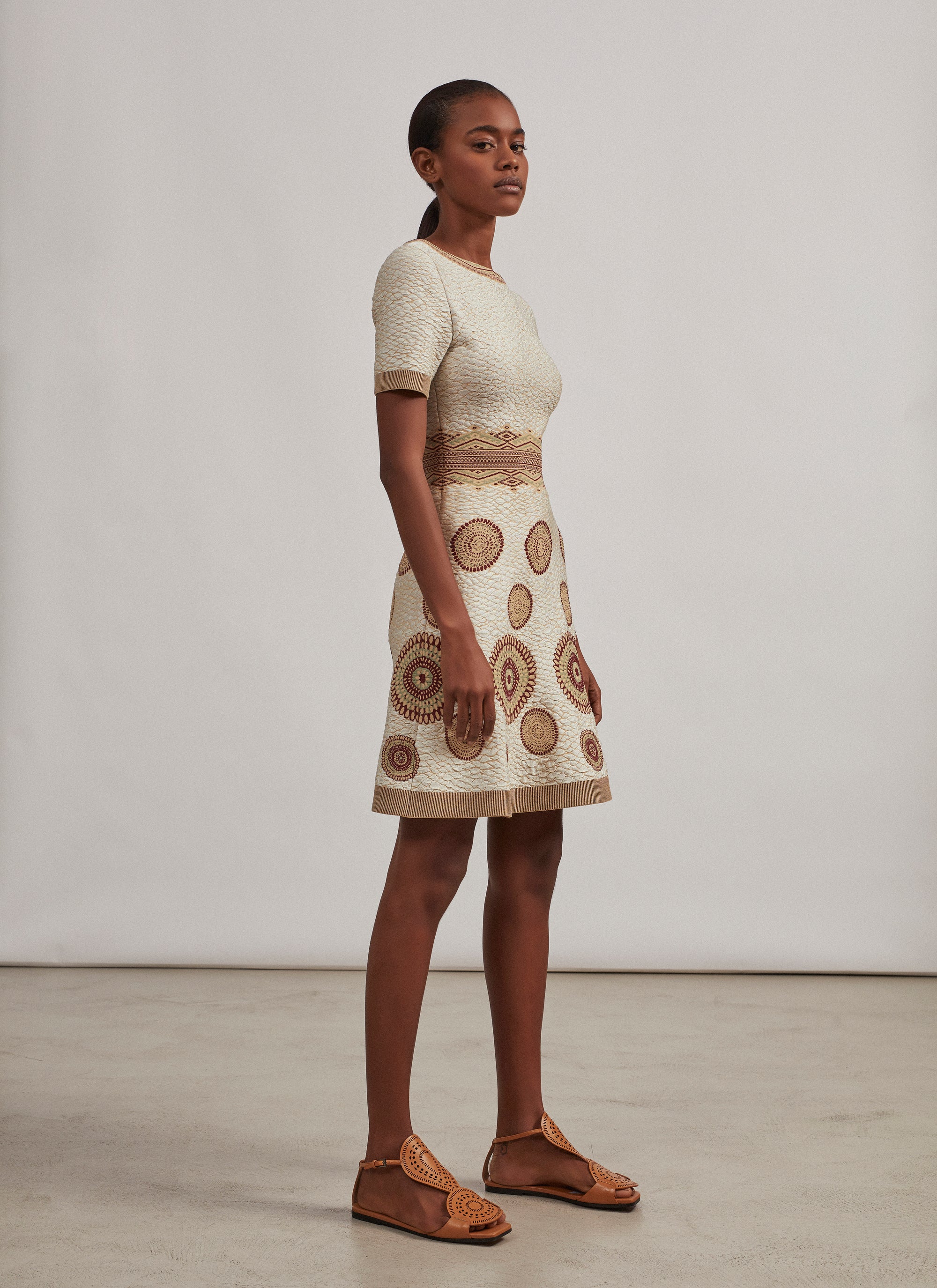 Robe évasée à motif rond en maille - Blanc & Bordeaux