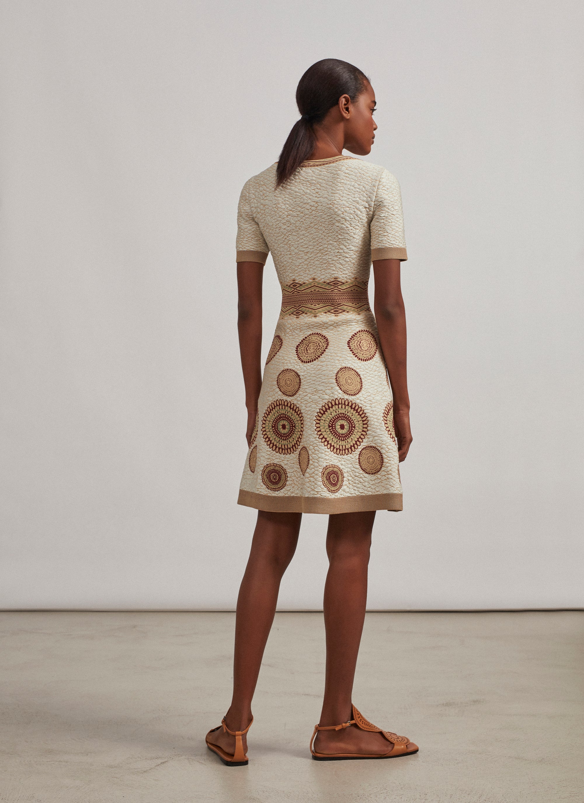 Robe évasée à motif rond en maille - Blanc & Bordeaux