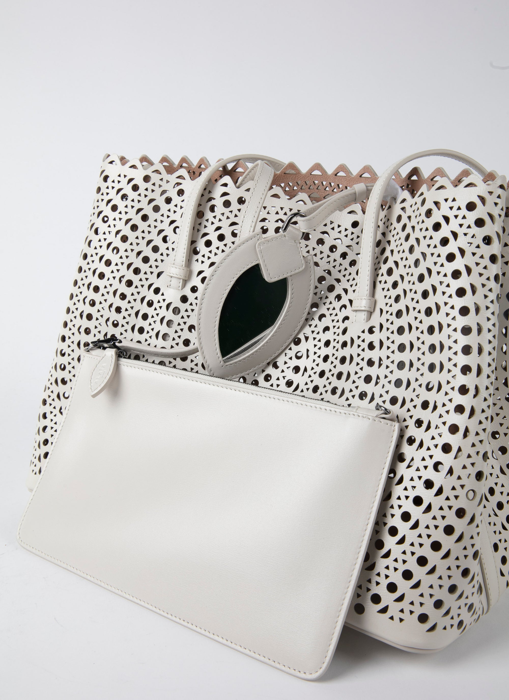 Openwork Mina bag in leather - White & Powder
