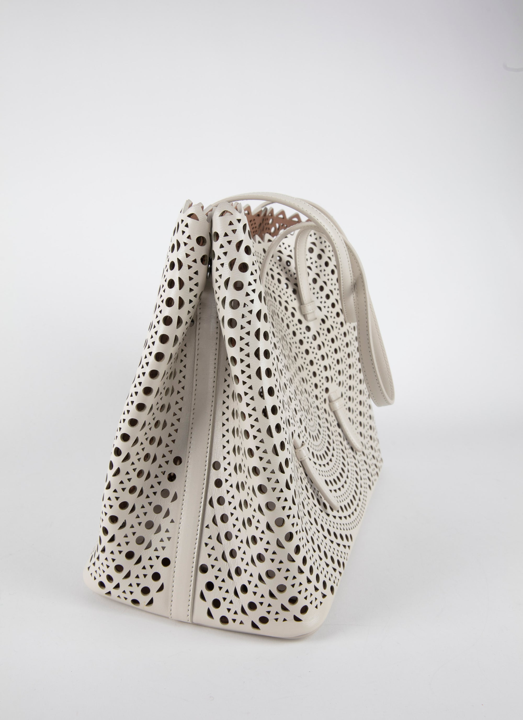 Openwork Mina bag in leather - White & Powder
